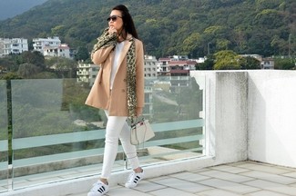 Какие низкие кеды носить с белыми джинсами женщине