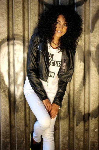 Какие низкие кеды носить с белыми джинсами женщине