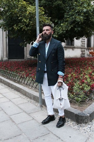 Как носить белые джинсы с темно-синим пиджаком мужчине