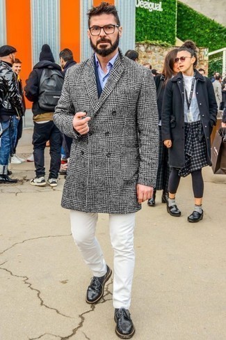 Как носить белые джинсы с темно-синим пиджаком мужчине