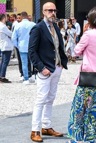 Как носить белые джинсы с темно-синим пиджаком мужчине