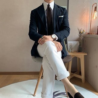 Как носить белые джинсы с темно-синим пиджаком мужчине