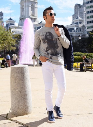 Как носить белые джинсы с темно-синей стеганой полевой курткой