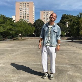 Как носить белые джинсы с оливковыми низкими кедами из плотной ткани мужчине