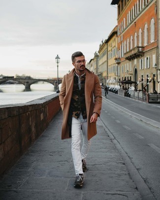 Какие длинные пальто носить с белыми джинсами