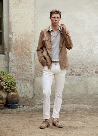 Какие футболки-поло носить с белыми джинсами мужчине