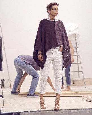 Какое пончо носить с белыми джинсами