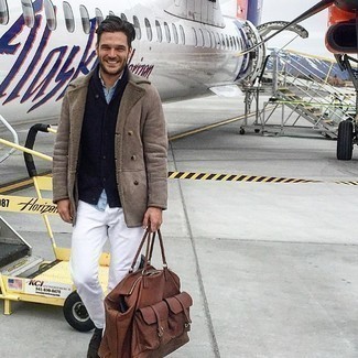 Какие короткие дубленки носить с белыми джинсами мужчине