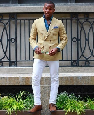 Как носить белые джинсы с светло-коричневым пиджаком мужчине