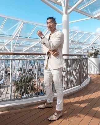 Как носить белые джинсы с светло-коричневым пиджаком мужчине