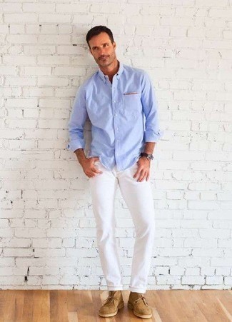 Как носить белые джинсы с светло-коричневыми замшевыми ботинками дезертами