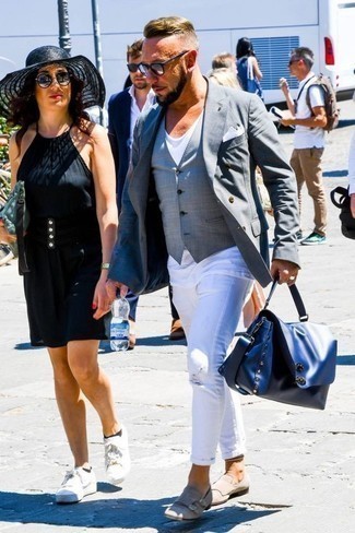 Как носить белые джинсы с светло-коричневыми замшевыми монками с двумя ремешками