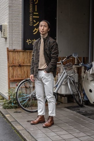 Как носить белые джинсы с светло-коричневой водолазкой мужчине