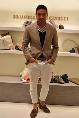 Какие свитера с v-образным вырезом носить с белыми джинсами мужчине