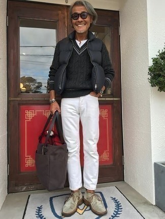 Какие свитера с v-образным вырезом носить с белыми джинсами мужчине