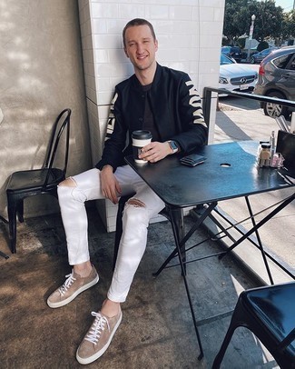 Какие университетские куртки носить с белыми джинсами мужчине