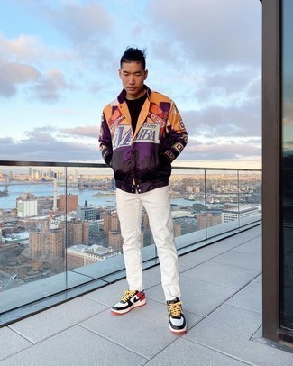 Какие университетские куртки носить с белыми джинсами мужчине
