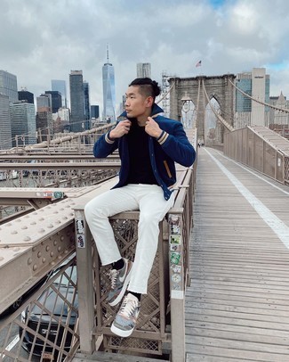 Какие университетские куртки носить с белыми джинсами мужчине