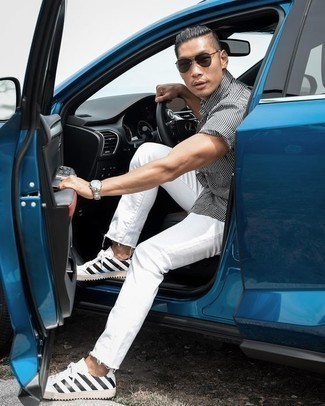 Как носить белые джинсы с белыми низкими кедами мужчине