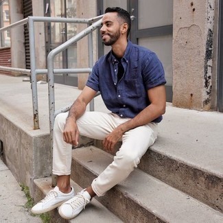 Как носить белые джинсы с белыми низкими кедами мужчине