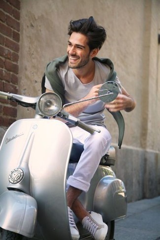 Как носить белые джинсы с белыми низкими кедами мужчине