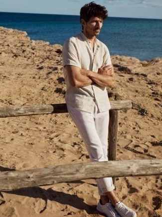 Как носить белые джинсы с белыми низкими кедами мужчине