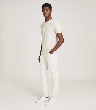 Как носить белые джинсы с белыми низкими кедами мужчине