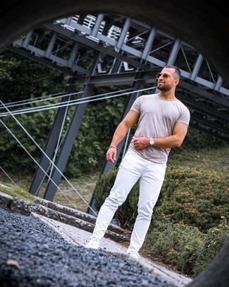 Как носить белые джинсы с белыми низкими кедами мужчине