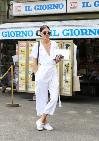 С чем носить белый комбинезон