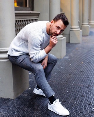 С чем носить белый вязаный свитер с круглым вырезом мужчине