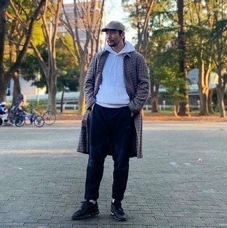 С чем носить белый вязаный худи мужчине