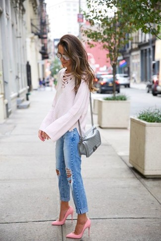 Как носить белый вязаный свободный свитер с синими джинсами