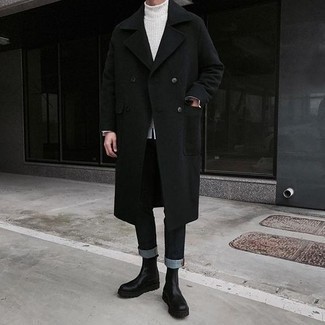 Как носить белую вязаную водолазку с черными джинсами мужчине