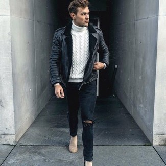 Как носить белую вязаную водолазку с черной кожаной косухой мужчине