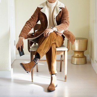 Как носить белую вязаную водолазку с коричневыми брюками чинос