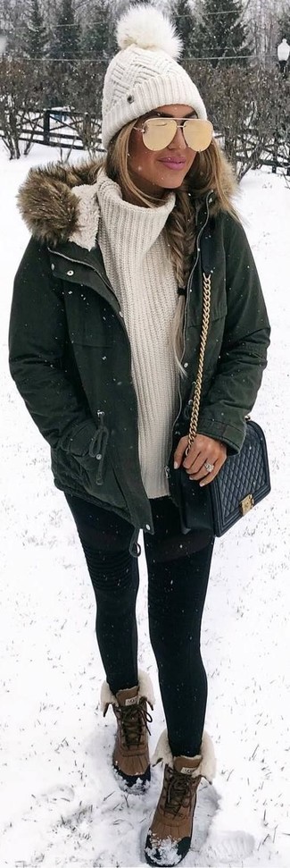 Как носить белую вязаную водолазку с коричневыми зимними ботинками женщине