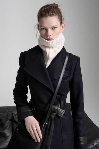 С чем носить белую вязаную водолазку женщине