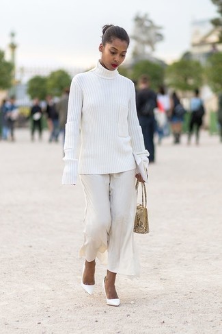 С чем носить белую вязаную водолазку женщине