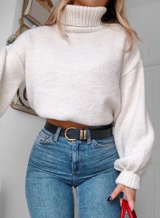 С чем носить белую вязаную водолазку женщине