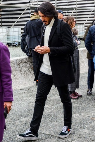 С чем носить белую вязаную водолазку мужчине