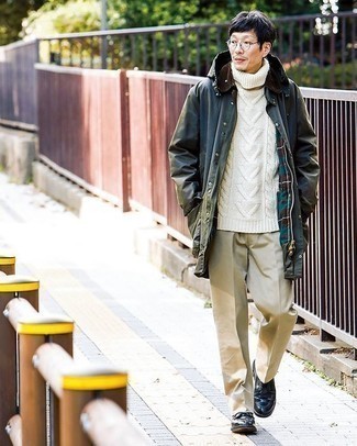 С чем носить белую вязаную водолазку мужчине