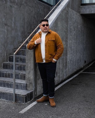 Как носить белую вязаную водолазку с темно-синими джинсами мужчине