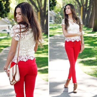 С чем носить белую кружевную футболку женщине