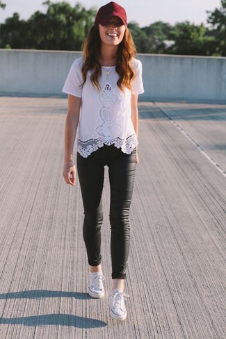 С чем носить белую кружевную футболку женщине