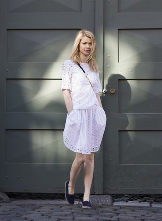 С чем носить белую кружевную футболку женщине