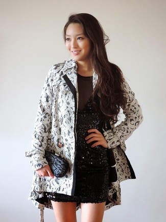 С чем носить белый кружевной плащ женщине