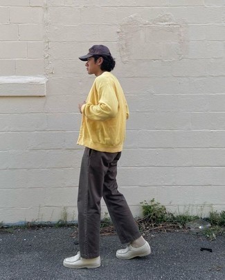 С чем носить белые кожаные ботинки дезерты