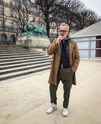 С чем носить белые кожаные высокие кеды мужчине