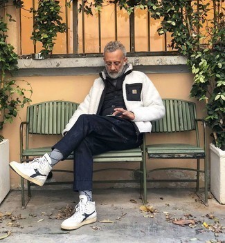 С чем носить белые кожаные высокие кеды мужчине