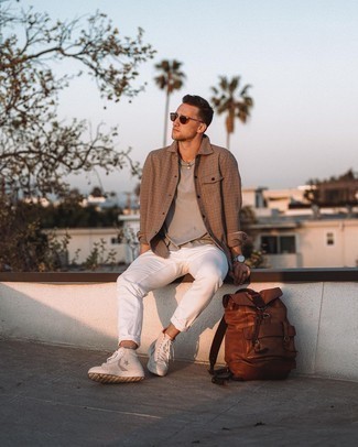 С чем носить белые кожаные высокие кеды мужчине